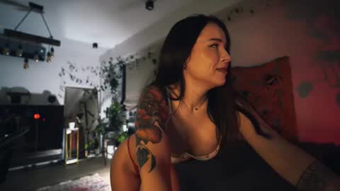 Snapshot of leonamell chatting on 10.10.25 Leo online show from 10.10.25