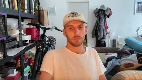 Snapshot of leonvampire chatting on 10.09.25 Leon online show from 10.09.25