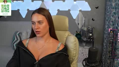 Snapshot of lesliekorfs chatting on 09.19.25 LeslieKorfs online show from 09.19.25