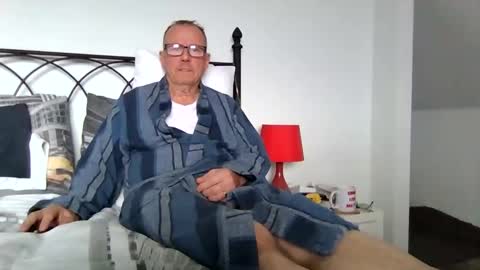 Snapshot of letmestrip chatting on 09.12.25 paul online show from 09.12.25