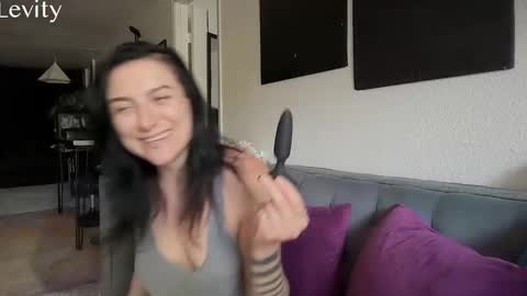 Snapshot of levity_opossum chatting on 09.18.25 Levity online show from 09.18.25