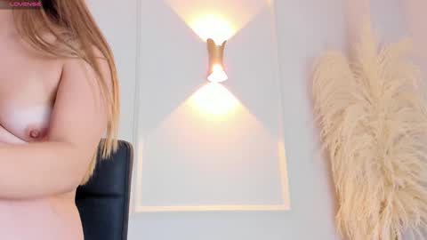 Snapshot of lia_walton__ chatting on 12.17.24 liz walton online show from 12.17.24