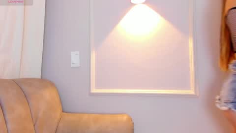 Snapshot of lia_walton__ chatting on 01.30.25 liz walton online show from 01.30.25