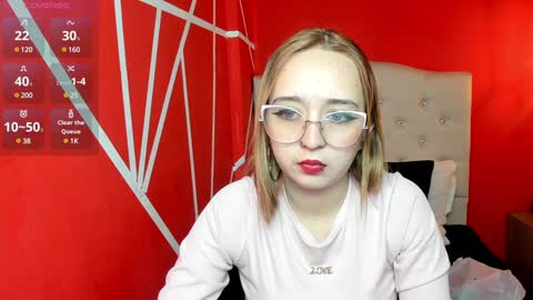 Snapshot of liaroberts1 chatting on 12.19.24 Lia Roberts online show from 12.19.24