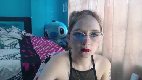 Snapshot of liaroberts1 chatting on 02.11.25 Lia Roberts online show from 02.11.25