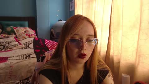Snapshot of liaroberts1 chatting on 02.12.25 Lia Roberts online show from 02.12.25