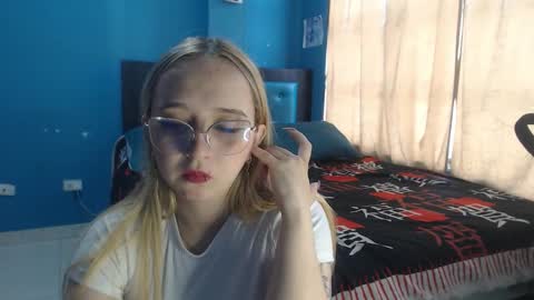 Snapshot of liaroberts1 chatting on 10.06.25 Lia Roberts online show from 10.06.25