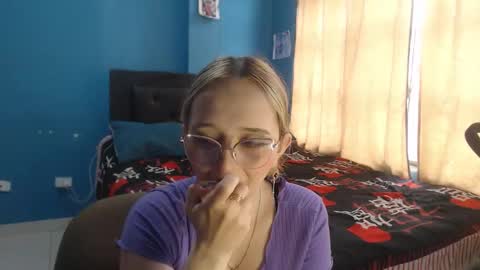 Snapshot of liaroberts1 chatting on 10.10.25 Lia Roberts online show from 10.10.25