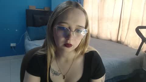 Snapshot of liaroberts1 chatting on 10.20.25 Lia Roberts online show from 10.20.25