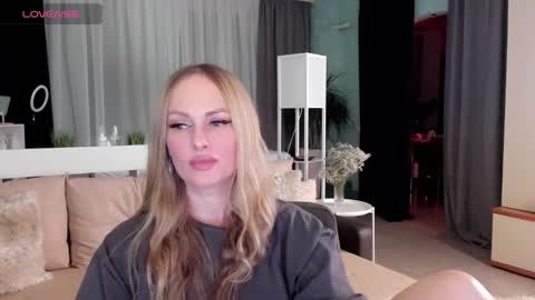 Snapshot of libby_nora chatting on 01.28.25 Libby online show from 01.28.25