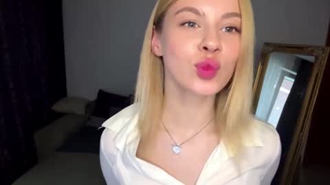 Snapshot of lil_elisa chatting on 09.10.25 Elisa  online show from 09.10.25