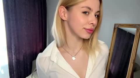 Snapshot of lil_elisa chatting on 09.12.25 Elisa  online show from 09.12.25