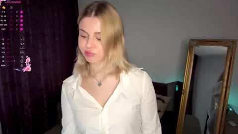 Snapshot of lil_elisa chatting on 09.22.25 Elisa  online show from 09.22.25