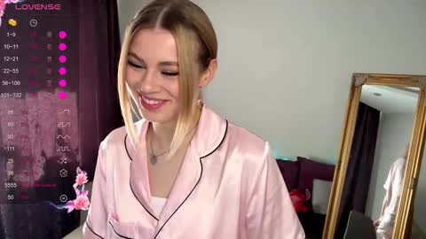 Snapshot of lil_elisa chatting on 10.06.25 Elisa  online show from 10.06.25