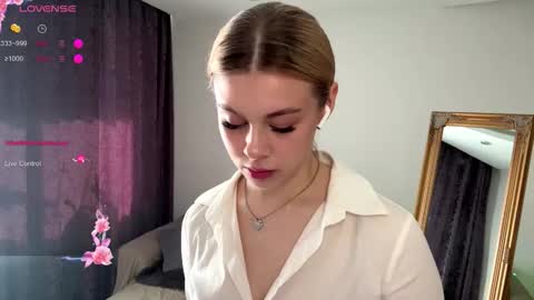 Snapshot of lil_elisa chatting on 10.10.25 Elisa  online show from 10.10.25