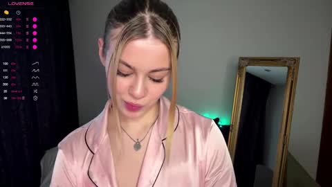 Snapshot of lil_elisa chatting on 10.26.25 Elisa  online show from 10.26.25