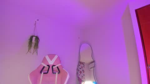 Snapshot of lilian_vergara chatting on 12.09.24 holis soy lily chang no olvides el pulgar arriba es muy importante para mi 3 independent model online show from 12.09.24