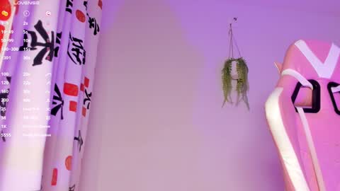 Snapshot of lilian_vergara chatting on 12.16.24 holis soy lily chang no olvides el pulgar arriba es muy importante para mi 3 independent model online show from 12.16.24