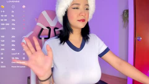 Snapshot of lilian_vergara chatting on 12.27.24 holis soy lily chang no olvides el pulgar arriba es muy importante para mi 3 independent model online show from 12.27.24