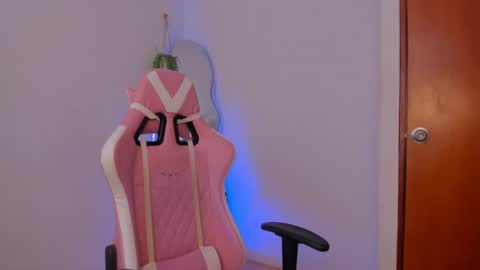 Snapshot of lilian_vergara chatting on 01.28.25 holis soy lily chang no olvides el pulgar arriba es muy importante para mi 3 independent model online show from 01.28.25