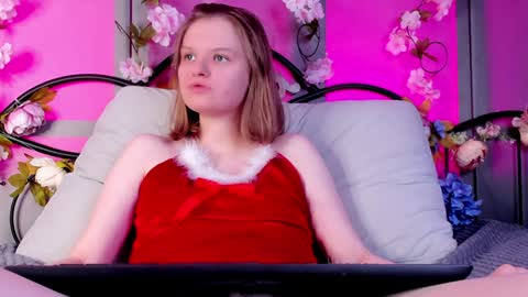 Snapshot of lilianslow chatting on 12.21.24 hi guys Im new here Im 18 years oldIve never had sex online show from 12.21.24