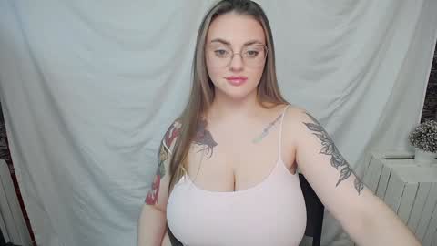 Snapshot of liliaterenzi_ chatting on 02.06.25 Lilia online show from 02.06.25