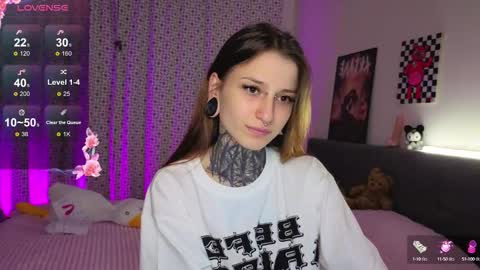 Snapshot of lilith_poison chatting on 10.11.25 lilith_poison online show from 10.11.25