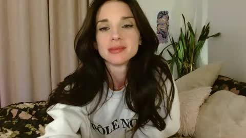 Snapshot of lillian_rose chatting on 10.03.25 Lillian Rose online show from 10.03.25