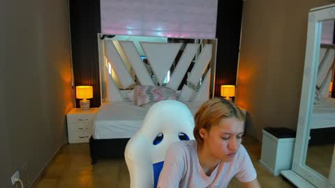 Snapshot of linda4petite chatting on 01.19.25 Linda online show from 01.19.25