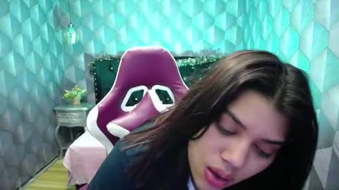 Snapshot of lindabreexlove chatting on 01.05.25 online show from 01.05.25
