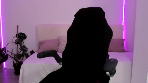 Snapshot of lindawhite_ chatting on 11.06.25 Linda -- online show from 11.06.25