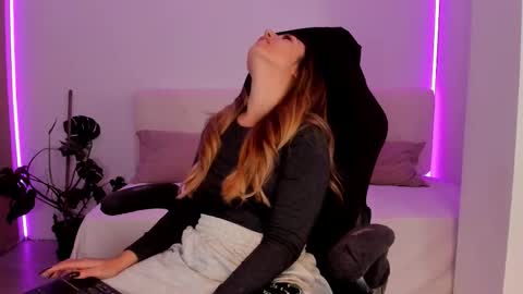 Snapshot of lindawhite_ chatting on 11.07.25 Linda -- online show from 11.07.25