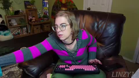 Snapshot of linzy19 chatting on 02.14.25 Linzy19 online show from 02.14.25