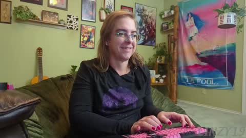 Snapshot of linzy19 chatting on 11.10.25 Linzy19 online show from 11.10.25