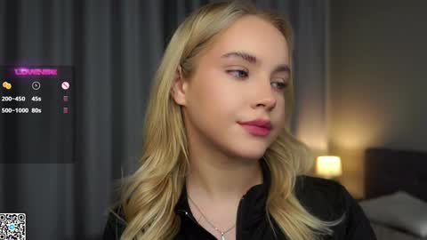 Snapshot of lipswithsmileonthem chatting on 12.28.24 Amelia online show from 12.28.24
