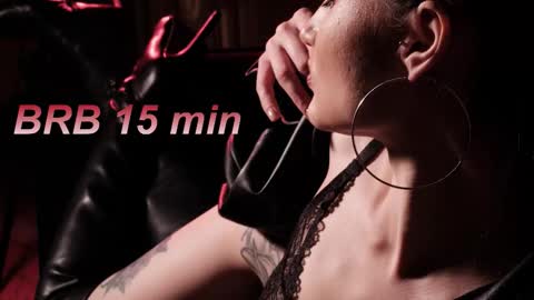 Snapshot of lisamooore chatting on 09.17.25 Lisa Moore online show from 09.17.25