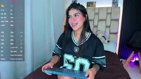 Snapshot of little__sophie18 chatting on 11.01.25 Sophie ---- connected from 1400 to 2100 Colombia time online show from 11.01.25