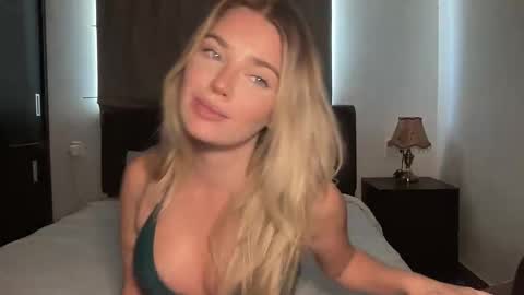 Snapshot of littlemaryjane19 chatting on 11.08.25 Marciabrady online show from 11.08.25