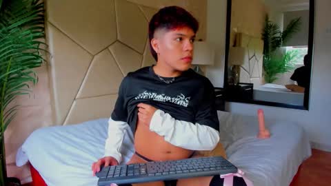 Snapshot of littlezanee chatting on 12.04.25 ZANE online show from 12.04.25