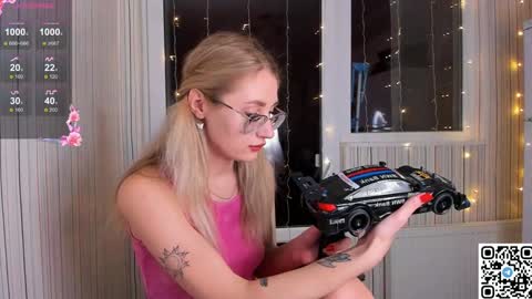 Snapshot of livyybosom chatting on 01.04.25 My name is Livy Nice to meet you Thumbs up please its important online show from 01.04.25