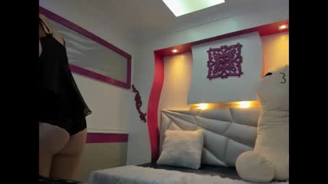 Lola  online show from 11.22.25