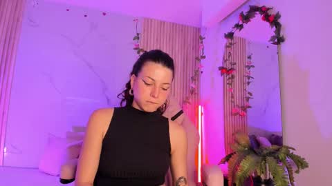 Snapshot of lolamustaine_ chatting on 11.14.25 lolamustaine_ online show from 11.14.25