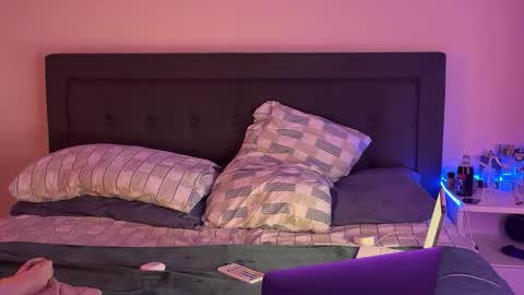 Snapshot of londonvers2005 chatting on 11.19.25 londonvers2005 online show from 11.19.25