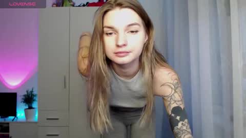 Snapshot of lookluna chatting on 12.02.25 Luna online show from 12.02.25