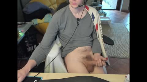 Snapshot of loomie chatting on 12.07.24 loomie online show from 12.07.24