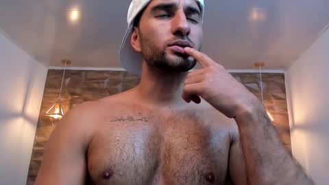  L O R E N Z O  Thumbs Up help  online show from 02.10.25