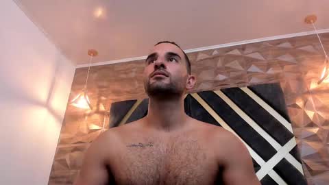  L O R E N Z O  Thumbs Up help  online show from 03.04.25