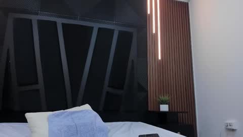  L O R E N Z O  Thumbs Up help  online show from 03.10.25