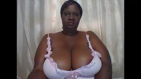 Snapshot of lovebigmelon chatting on 12.06.24 Lynn online show from 12.06.24