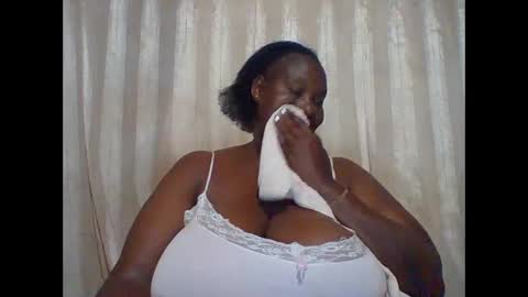 Snapshot of lovebigmelon chatting on 02.05.25 Lynn online show from 02.05.25